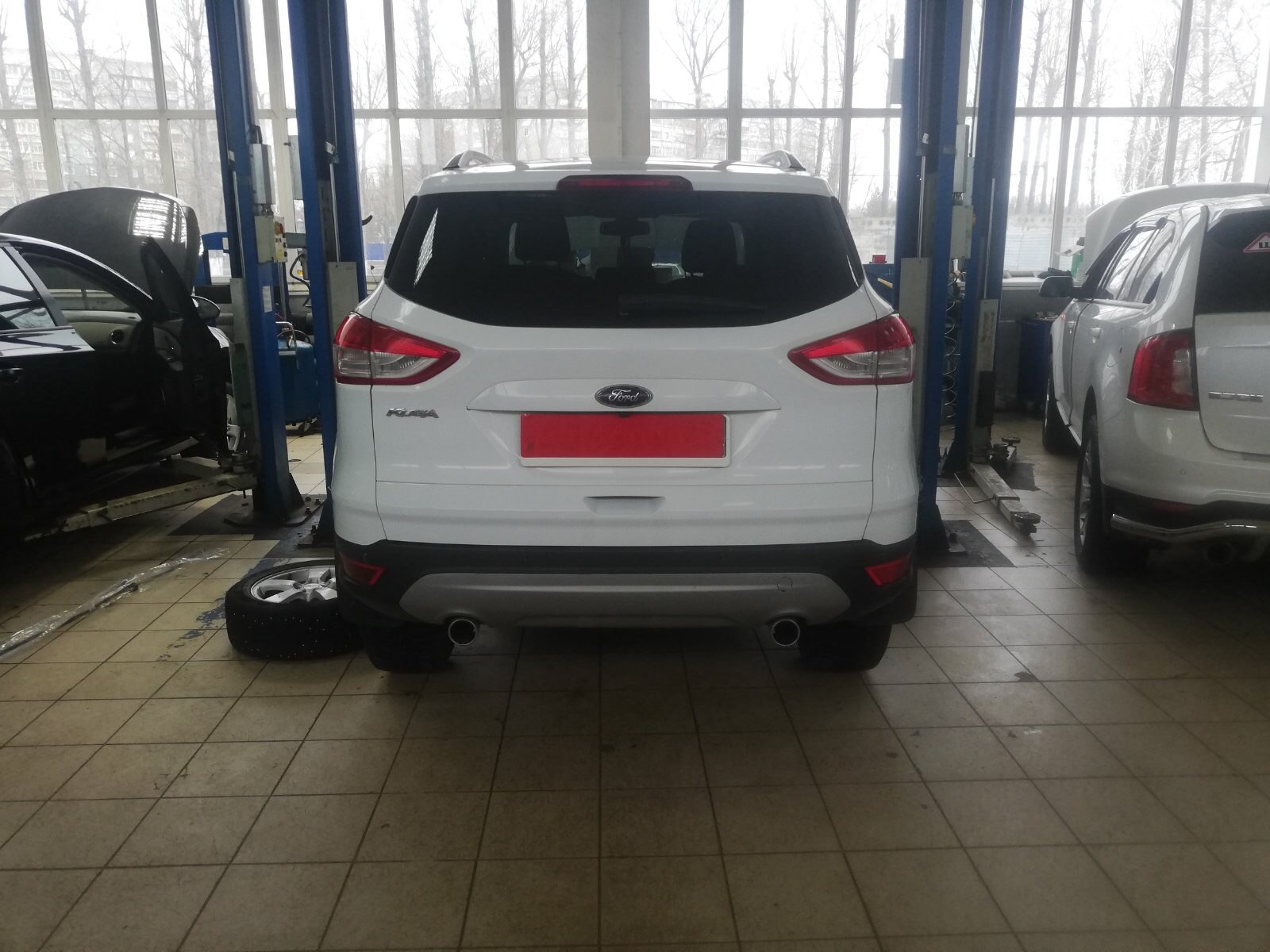 Ford Kuga на рабочем посту техцентра Премьера